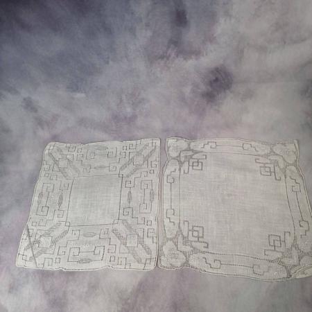 2 kleine antike Deckchen - Handarbeit mit Stickerei