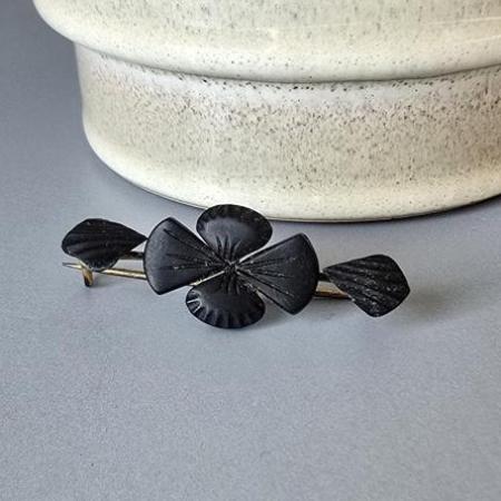 Trauerschmuck - Brosche aus Messing und Gagat - Blüten um 1930