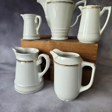 Set aus 5 antiken Milchkännchen