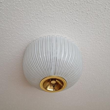 Große Deckenleuchte Glashütte Limburg - Plissiertes Opalglas mit Messing - 40cm Durchmesser