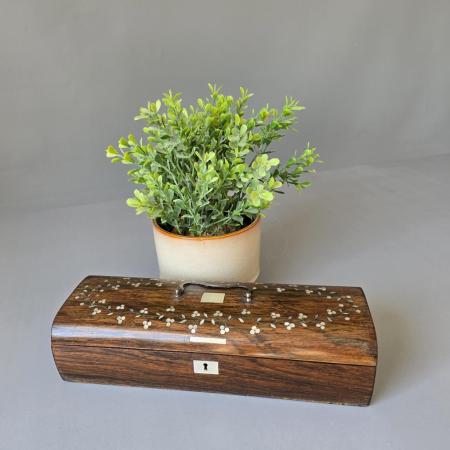 Schatulle mit Perlmutt Intarsien