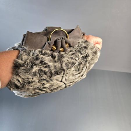 Handtasche mit intergriertem Pelzmuff