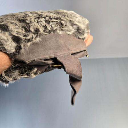 Handtasche mit intergriertem Pelzmuff