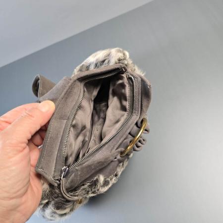 Handtasche mit intergriertem Pelzmuff