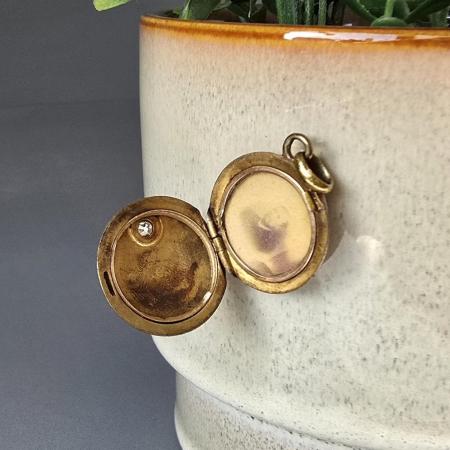 Preview: Antikes Medaillon mit Steinchen - Schaumgold