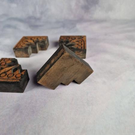 Vier alte Stempel Lettern aus Holz - Geometrisches Muster - Rahmen