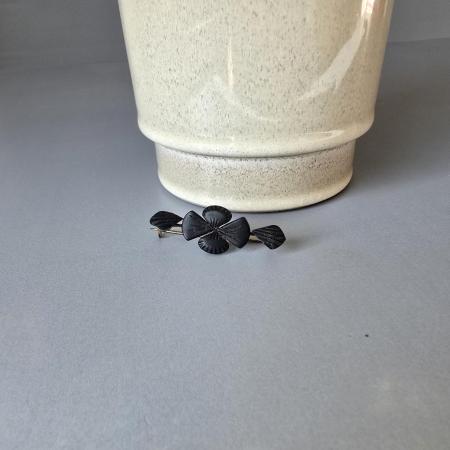 Trauerschmuck - Brosche aus Messing und Gagat - Blüten um 1930