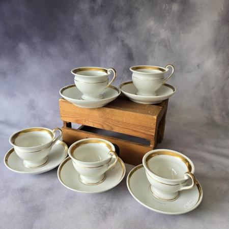 Set aus fünf antiken Tassen mit Untertellern in Biedermeier Art