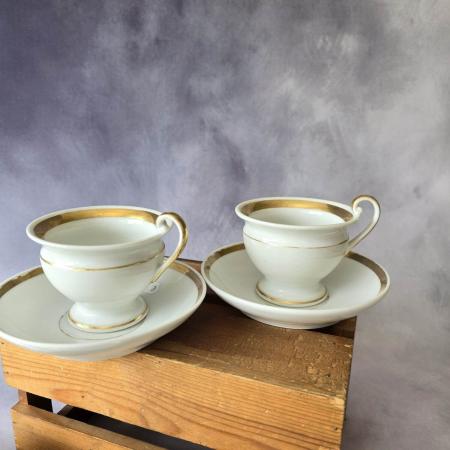 Set aus fünf antiken Tassen mit Untertellern in Biedermeier Art