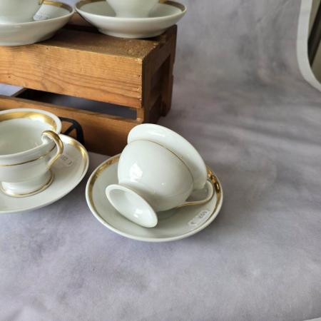 Set aus fünf antiken Tassen mit Untertellern in Biedermeier Art