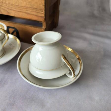 Set aus fünf antiken Tassen mit Untertellern in Biedermeier Art