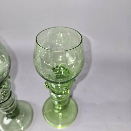 Zwei Antike Weinrömer mit Beerennoppen - Hellgrün und Dunkelgrün
