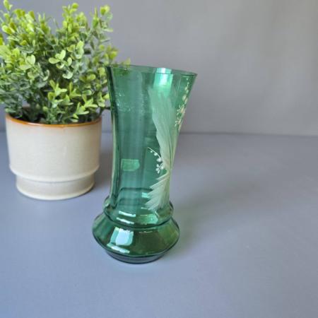Antike Grünglas Vase um 1900 mit Maiglöckchendekor