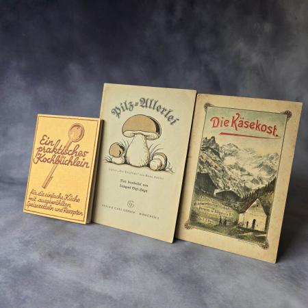 Drei vintage Hefte mit Rezepten