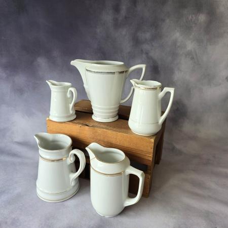 Set aus 5 antiken Milchkännchen