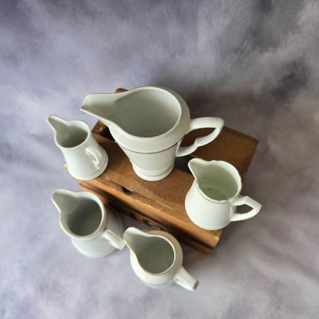 Set aus 5 antiken Milchkännchen