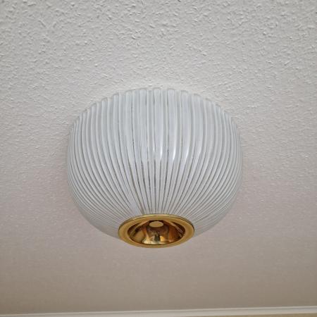 Große Deckenleuchte Glashütte Limburg - Plissiertes Opalglas mit Messing - 40cm Durchmesser