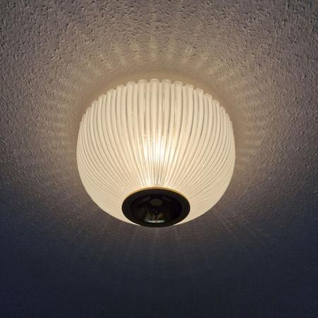 Große Deckenleuchte Glashütte Limburg - Plissiertes Opalglas mit Messing - 40cm Durchmesser