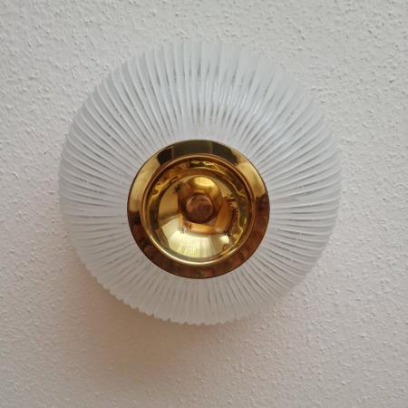 Große Deckenleuchte Glashütte Limburg - Plissiertes Opalglas mit Messing - 40cm Durchmesser