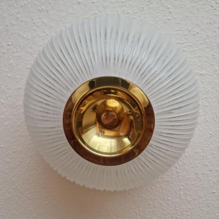 Große Deckenleuchte Glashütte Limburg - Plissiertes Opalglas mit Messing - 40cm Durchmesser