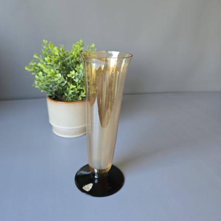 Böhmische Vase,  Bohemia irisierendes Glas, schlank mit schwarzem Fuß