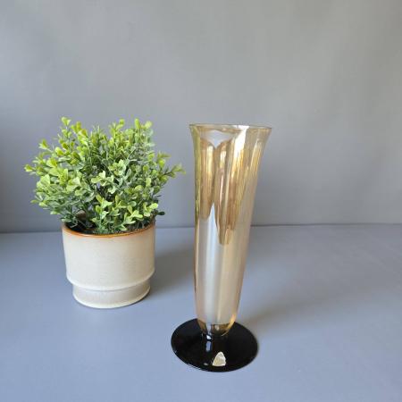 Böhmische Vase,  Bohemia irisierendes Glas, schlank mit schwarzem Fuß