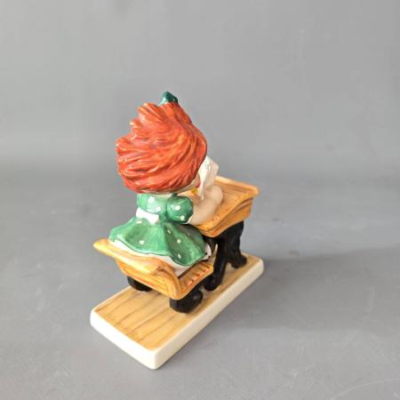 Hummel Goebel Figur von 1958 - Charlot Byj 19 - Rothaariges Mädchen in der Schule