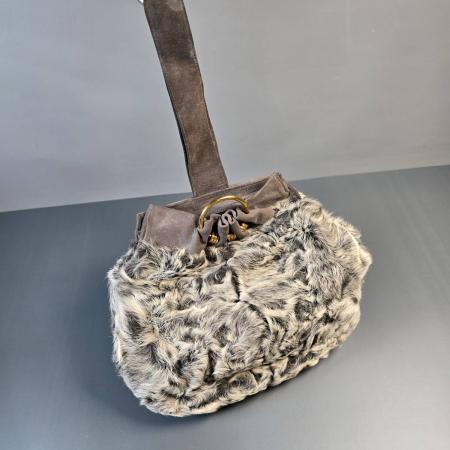 Handtasche mit intergriertem Pelzmuff