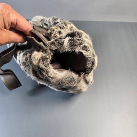 Handtasche mit intergriertem Pelzmuff