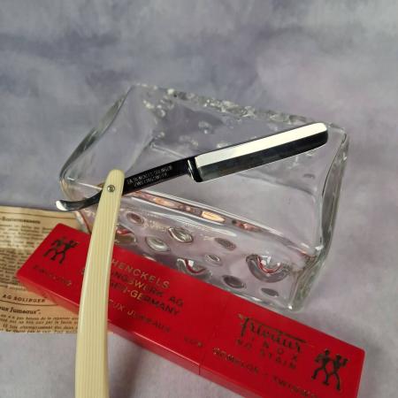 Rasiermesser Zwilling Friodur INOX 89 1/2 in roter Kunststoffbox mit Anleitung