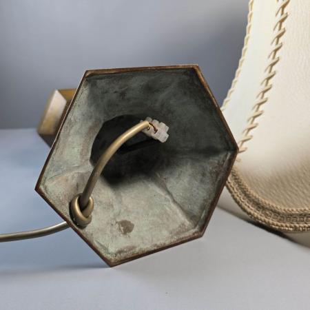 Schwere Tischlampe aus Messing mit Lederschirm