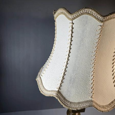 Schwere Tischlampe aus Messing mit Lederschirm