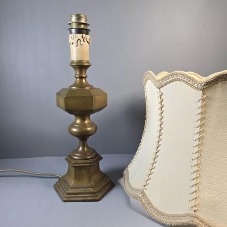 Schwere Tischlampe aus Messing mit Lederschirm