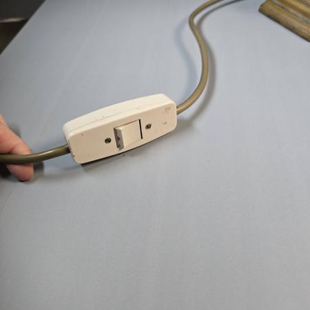 Schwere Tischlampe aus Messing mit Lederschirm