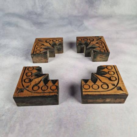 Vier alte Stempel Lettern aus Holz - Geometrisches Muster - Rahmen